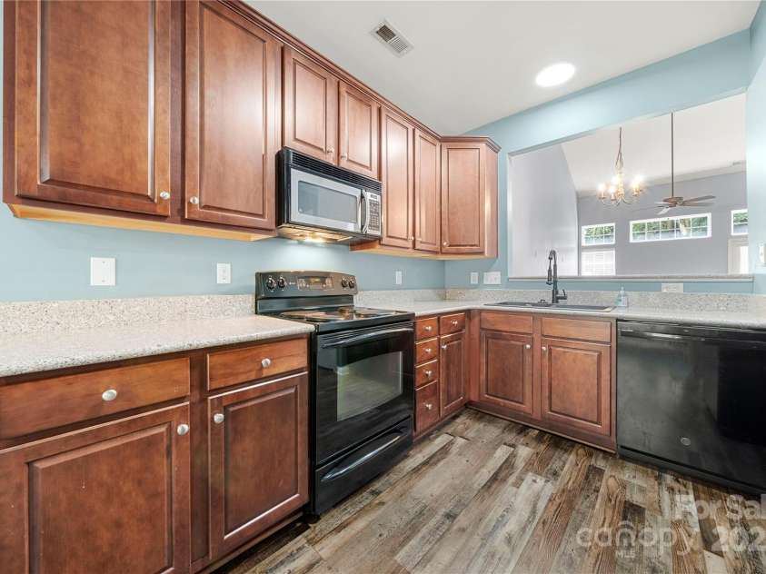 1883 Lookout Lane, Gastonia, NC 28054.  MLS# CAR4286536, YatesRealty ID 31087. Upgraded cabinetry with tall upper cabinets