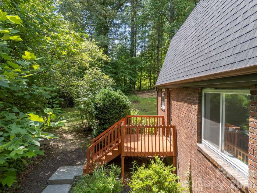 3276 Howard Gap Road, Hendersonville, NC 28792.  MLS# CAR4393443, YatesRealty ID 31087. 