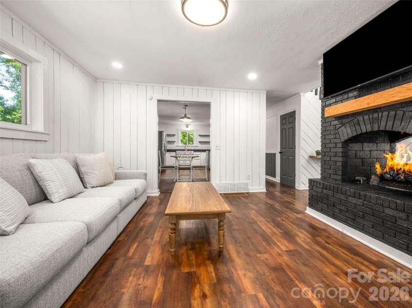 3276 Howard Gap Road, Hendersonville, NC 28792.  MLS# CAR4393443, YatesRealty ID 31087. 