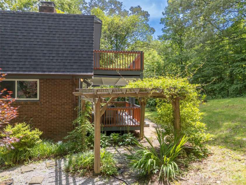 3276 Howard Gap Road, Hendersonville, NC 28792.  MLS# CAR4393443, YatesRealty ID 31087. 