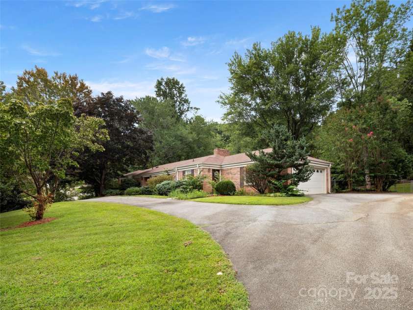 24 Ballantree Drive, Asheville, NC 28803.  MLS# CAR4289014, YatesRealty ID 31089. 