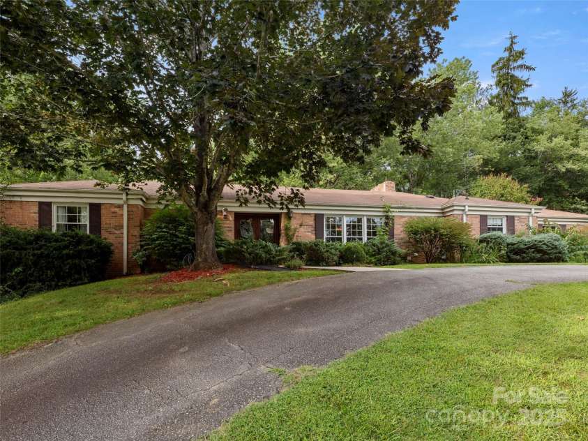 24 Ballantree Drive, Asheville, NC 28803.  MLS# CAR4289014, YatesRealty ID 31089. 