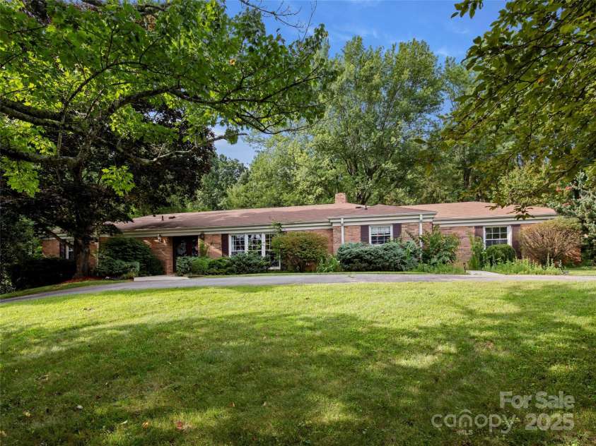 24 Ballantree Drive, Asheville, NC 28803.  MLS# CAR4289014, YatesRealty ID 31089. 