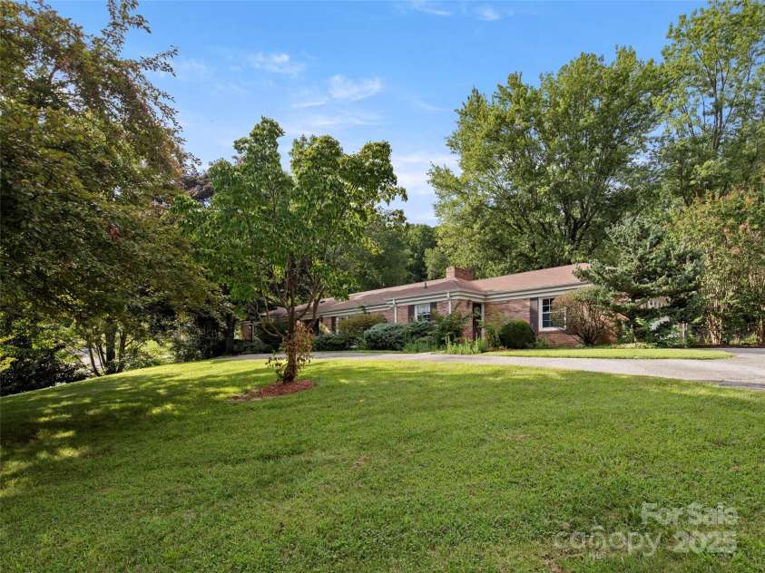 24 Ballantree Drive, Asheville, NC 28803.  MLS# CAR4289014, YatesRealty ID 31089. 