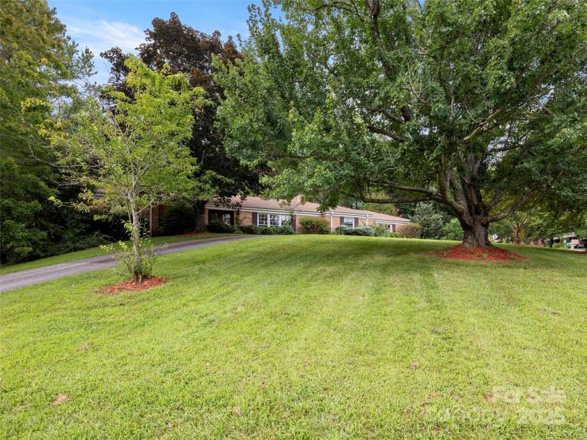 24 Ballantree Drive, Asheville, NC 28803.  MLS# CAR4289014, YatesRealty ID 31089. 