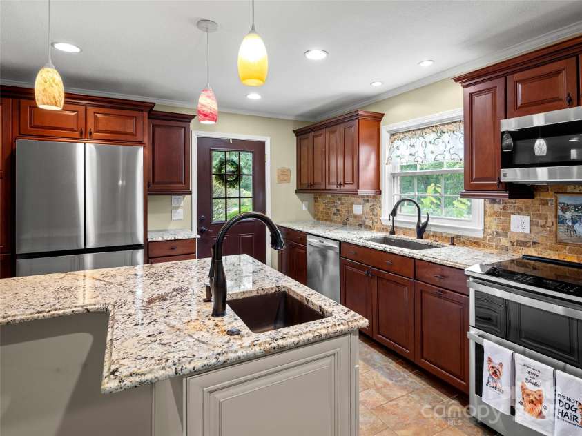 24 Ballantree Drive, Asheville, NC 28803.  MLS# CAR4289014, YatesRealty ID 31089. 