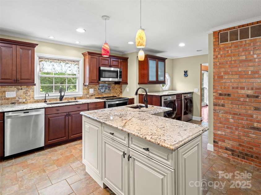 24 Ballantree Drive, Asheville, NC 28803.  MLS# CAR4289014, YatesRealty ID 31089. 