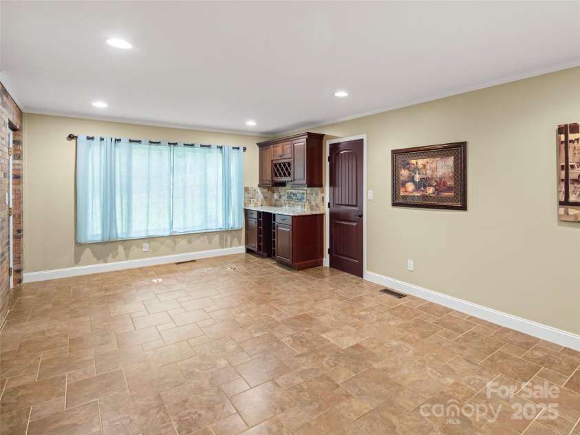 24 Ballantree Drive, Asheville, NC 28803.  MLS# CAR4289014, YatesRealty ID 31089. 