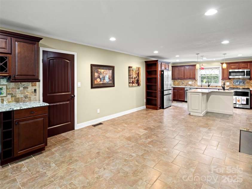 24 Ballantree Drive, Asheville, NC 28803.  MLS# CAR4289014, YatesRealty ID 31089. 