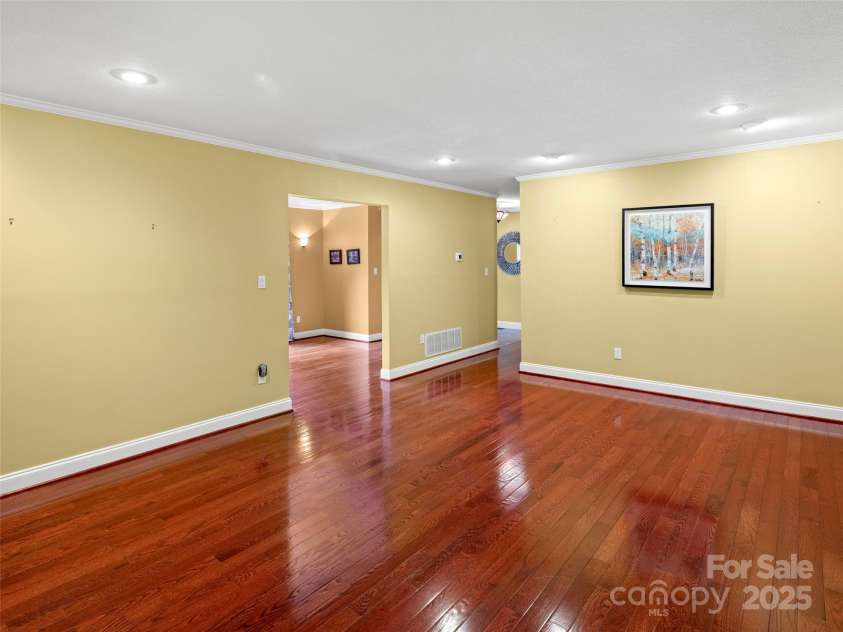 24 Ballantree Drive, Asheville, NC 28803.  MLS# CAR4289014, YatesRealty ID 31089. 