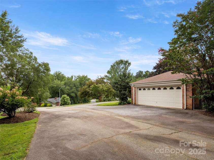 24 Ballantree Drive, Asheville, NC 28803.  MLS# CAR4289014, YatesRealty ID 31089. 