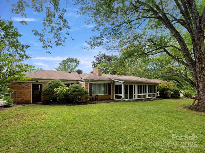 24 Ballantree Drive, Asheville, NC 28803.  MLS# CAR4289014, YatesRealty ID 31089. 