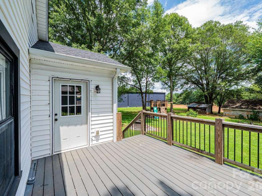1460 17th Street, Hickory, NC 28601.  MLS# CAR4391514, YatesRealty ID 31090. 