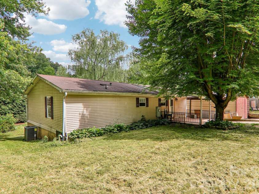 19 Dot Street, Clyde, NC 28721.  MLS# CAR4388796, YatesRealty ID 31092. 