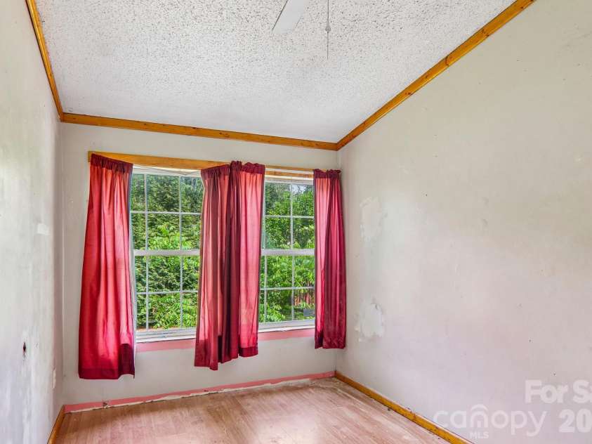 19 Dot Street, Clyde, NC 28721.  MLS# CAR4388796, YatesRealty ID 31092. 