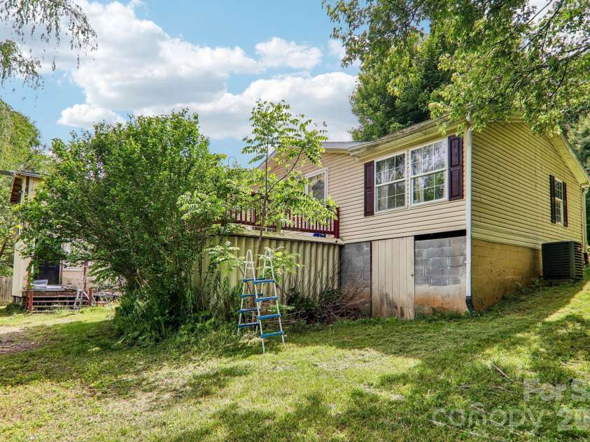 19 Dot Street, Clyde, NC 28721.  MLS# CAR4388796, YatesRealty ID 31092. 