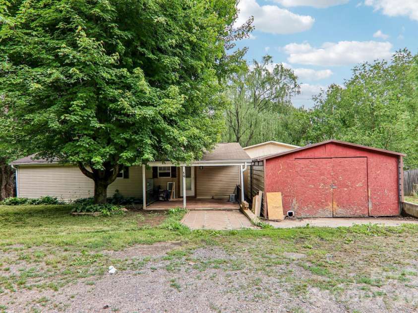 19 Dot Street, Clyde, NC 28721.  MLS# CAR4388796, YatesRealty ID 31092. 