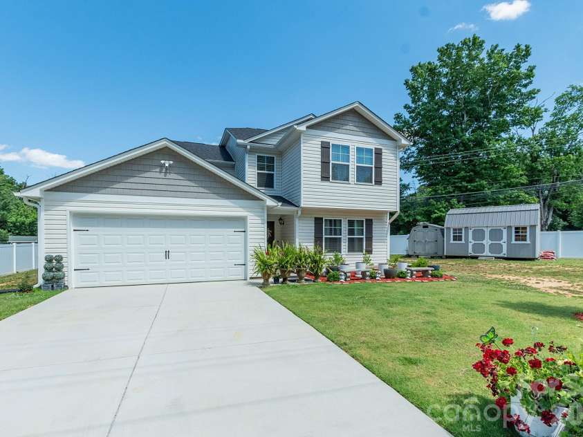 116 Ridge Road, Lexington, NC 27295.  MLS# CAR4406882, YatesRealty ID 31094. 