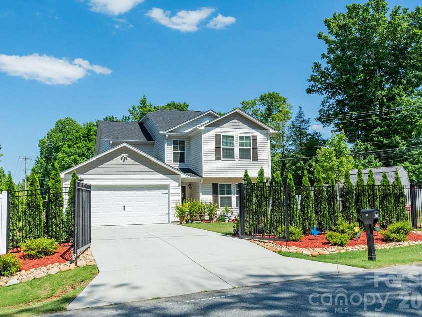 116 Ridge Road, Lexington, NC 27295.  MLS# CAR4406882, YatesRealty ID 31094. 