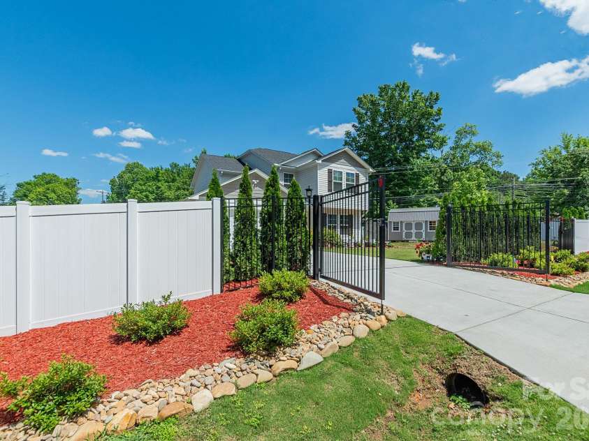 116 Ridge Road, Lexington, NC 27295.  MLS# CAR4406882, YatesRealty ID 31094. 