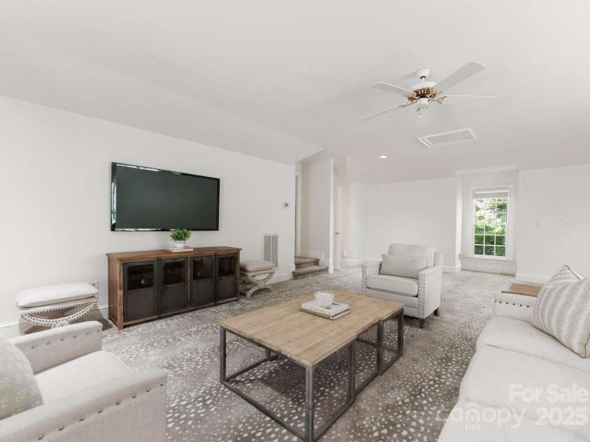 4301 Fairview Oaks Drive, Charlotte, NC 28211.  MLS# CAR4170796, YatesRealty ID 31096. Bonus Room