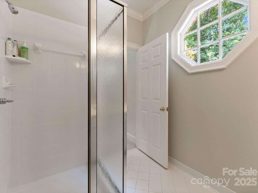 4301 Fairview Oaks Drive, Charlotte, NC 28211.  MLS# CAR4170796, YatesRealty ID 31096. Full Bath 3