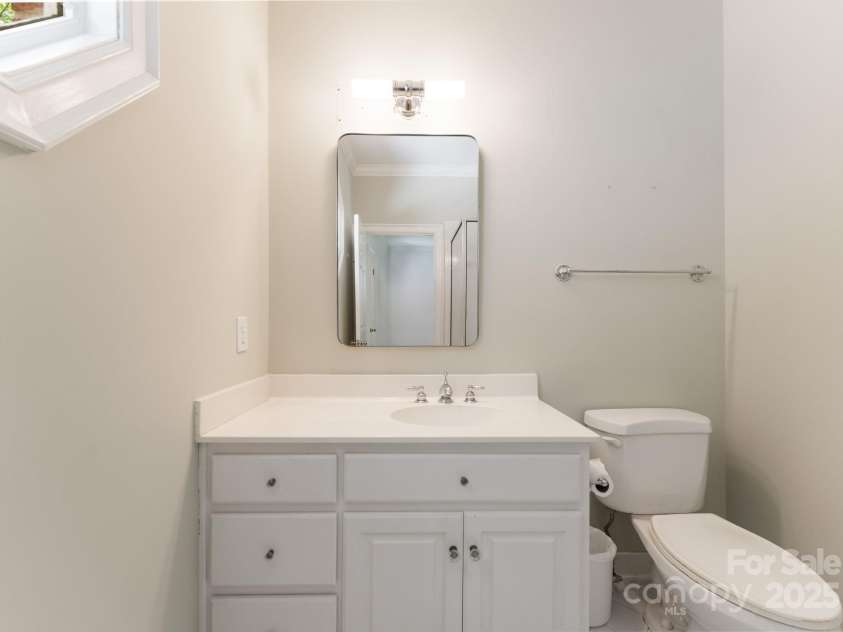 4301 Fairview Oaks Drive, Charlotte, NC 28211.  MLS# CAR4170796, YatesRealty ID 31096. Full Bath 3