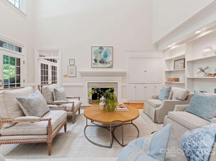 4301 Fairview Oaks Drive, Charlotte, NC 28211.  MLS# CAR4170796, YatesRealty ID 31096. Great Room