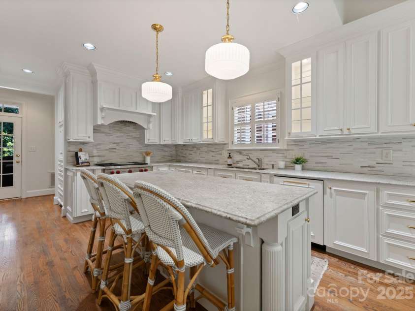 4301 Fairview Oaks Drive, Charlotte, NC 28211.  MLS# CAR4170796, YatesRealty ID 31096. Kitchen