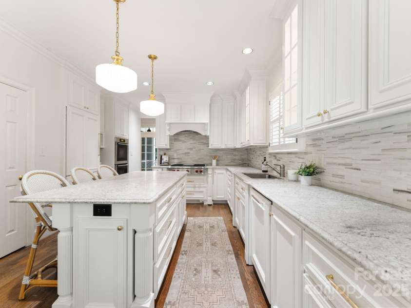 4301 Fairview Oaks Drive, Charlotte, NC 28211.  MLS# CAR4170796, YatesRealty ID 31096. Kitchen