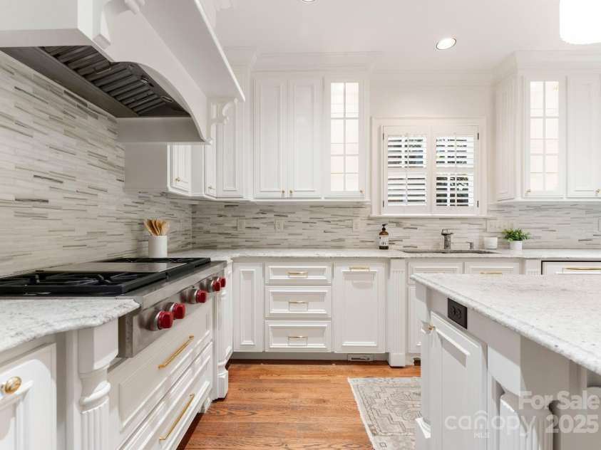 4301 Fairview Oaks Drive, Charlotte, NC 28211.  MLS# CAR4170796, YatesRealty ID 31096. Kitchen