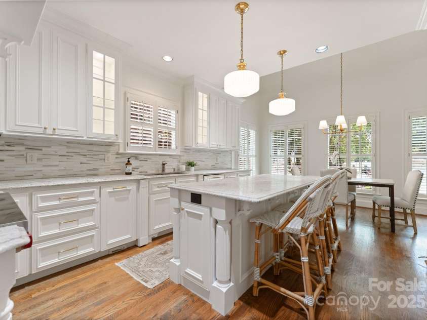 4301 Fairview Oaks Drive, Charlotte, NC 28211.  MLS# CAR4170796, YatesRealty ID 31096. Kitchen