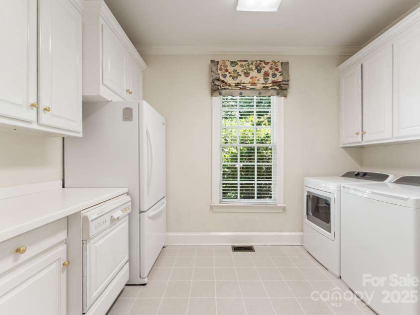 4301 Fairview Oaks Drive, Charlotte, NC 28211.  MLS# CAR4170796, YatesRealty ID 31096. Laundry Room
