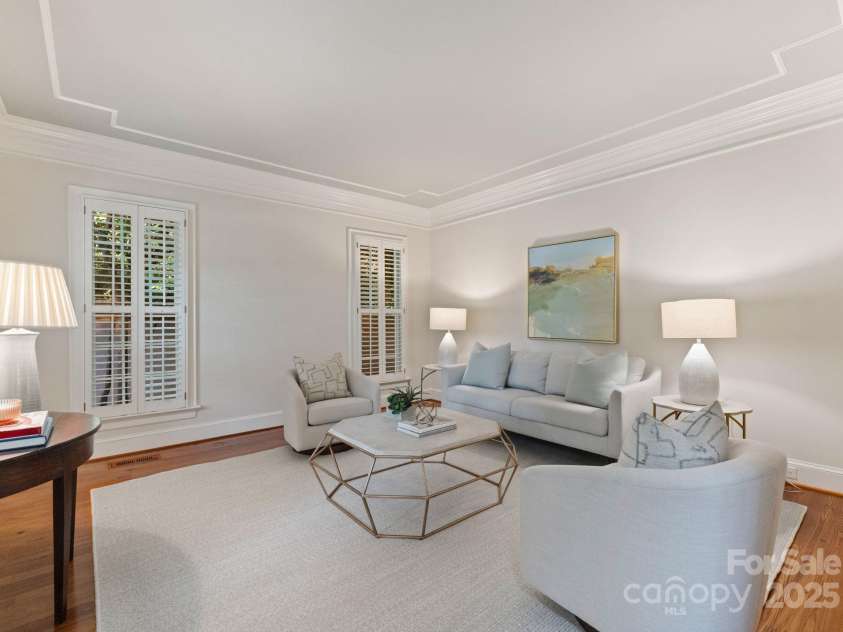 4301 Fairview Oaks Drive, Charlotte, NC 28211.  MLS# CAR4170796, YatesRealty ID 31096. Living Room