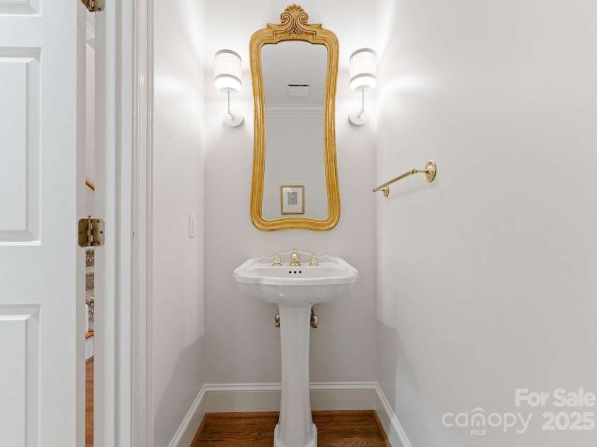 4301 Fairview Oaks Drive, Charlotte, NC 28211.  MLS# CAR4170796, YatesRealty ID 31096. Powder Room