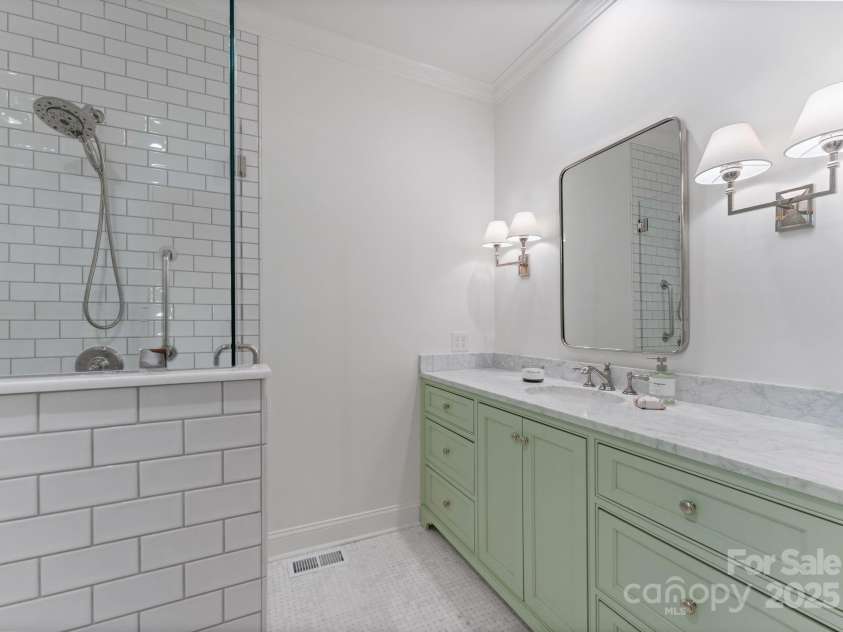 4301 Fairview Oaks Drive, Charlotte, NC 28211.  MLS# CAR4170796, YatesRealty ID 31096. Primary Bathroom 1