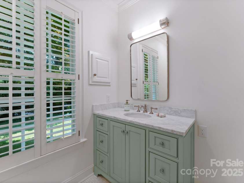 4301 Fairview Oaks Drive, Charlotte, NC 28211.  MLS# CAR4170796, YatesRealty ID 31096. Primary  Bathroom 2
