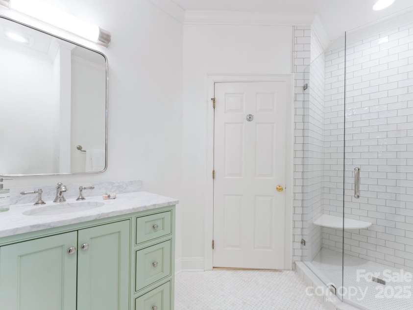 4301 Fairview Oaks Drive, Charlotte, NC 28211.  MLS# CAR4170796, YatesRealty ID 31096. Primary Bathroom 2