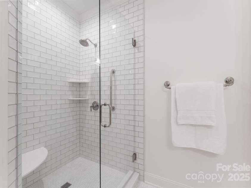 4301 Fairview Oaks Drive, Charlotte, NC 28211.  MLS# CAR4170796, YatesRealty ID 31096. Primary Bathroom 2