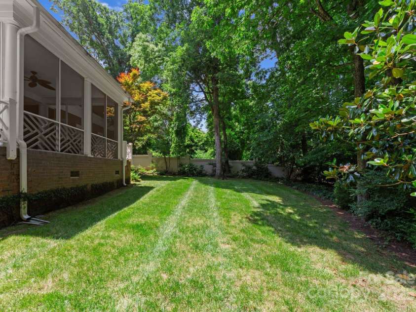4301 Fairview Oaks Drive, Charlotte, NC 28211.  MLS# CAR4170796, YatesRealty ID 31096. Rear Yard