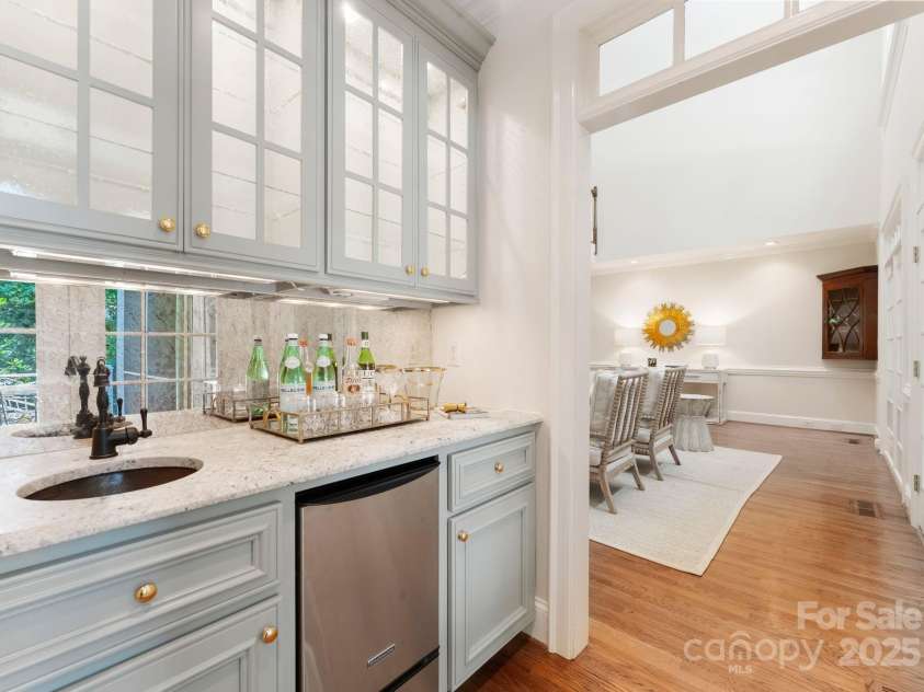 4301 Fairview Oaks Drive, Charlotte, NC 28211.  MLS# CAR4170796, YatesRealty ID 31096. Wet Bar