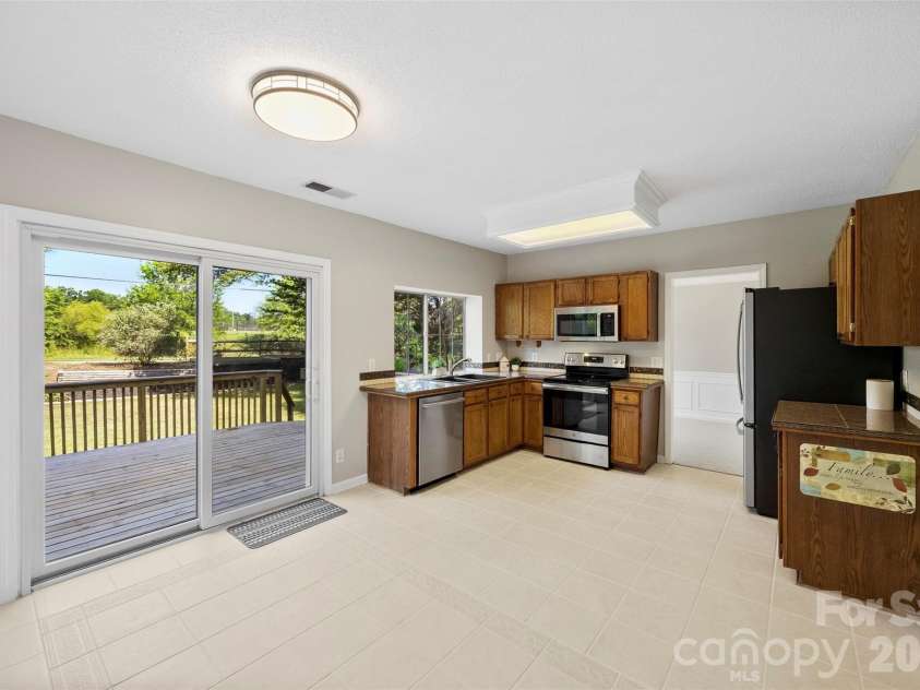 6004 Downfield Wood Drive, Charlotte, NC 28269.  MLS# CAR4393737, YatesRealty ID 31096. 