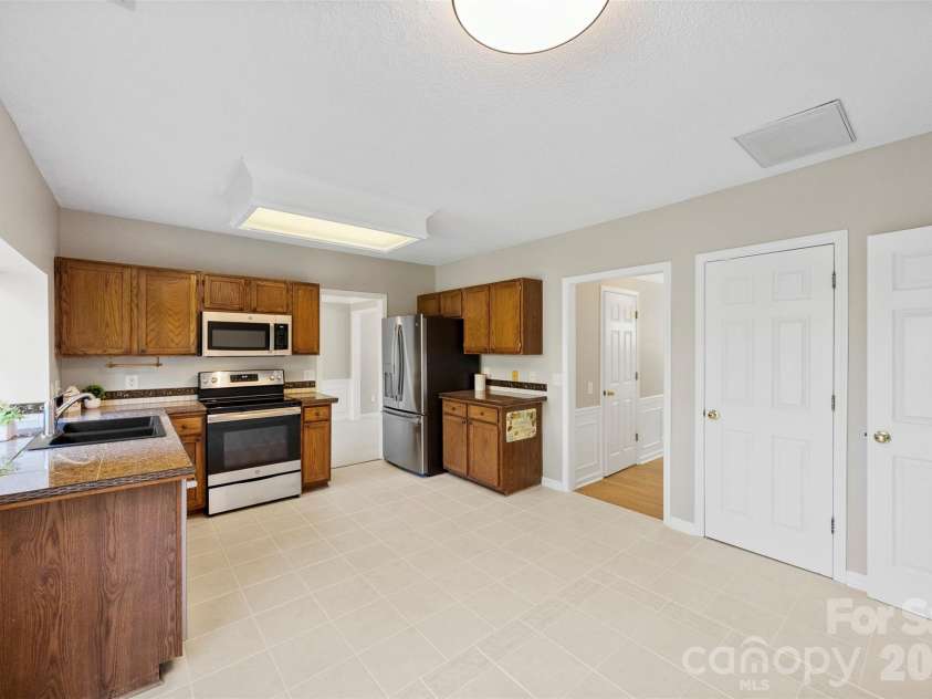 6004 Downfield Wood Drive, Charlotte, NC 28269.  MLS# CAR4393737, YatesRealty ID 31096. 