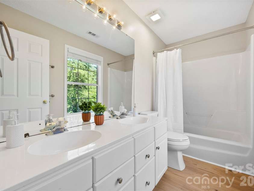 6004 Downfield Wood Drive, Charlotte, NC 28269.  MLS# CAR4393737, YatesRealty ID 31096. 