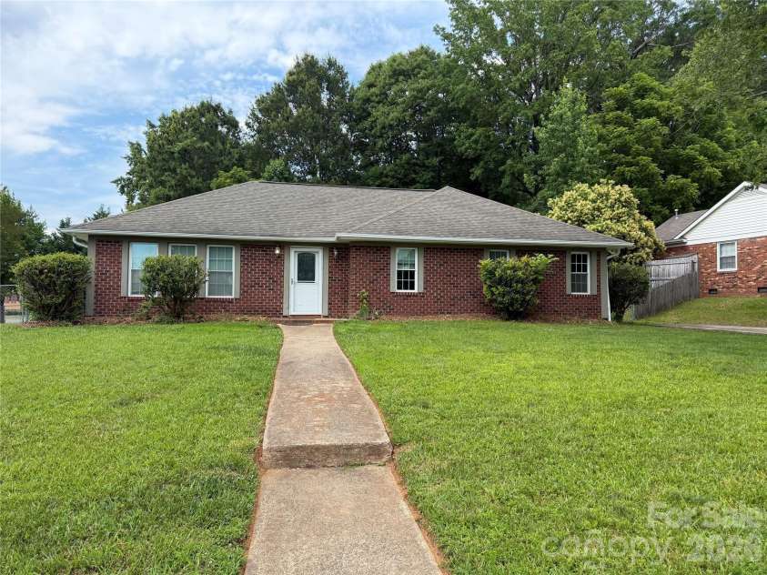 7101 Riding Trail Road, Charlotte, NC 28212.  MLS# CAR4391027, YatesRealty ID 31098. 