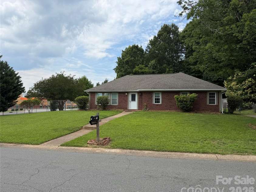 7101 Riding Trail Road, Charlotte, NC 28212.  MLS# CAR4391027, YatesRealty ID 31098. 