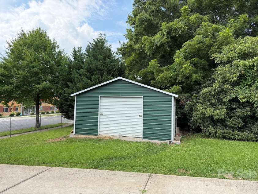 7101 Riding Trail Road, Charlotte, NC 28212.  MLS# CAR4391027, YatesRealty ID 31098. 