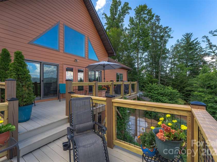18 Timber Moss Drive, Asheville, NC 28804.  MLS# CAR4299629, YatesRealty ID 31099. Perfectly situated on 1.58 acres
