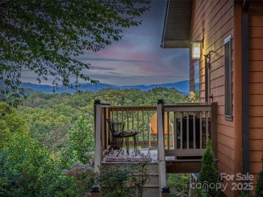 18 Timber Moss Drive, Asheville, NC 28804.  MLS# CAR4299629, YatesRealty ID 31099. Private sitting area off of the primary suite