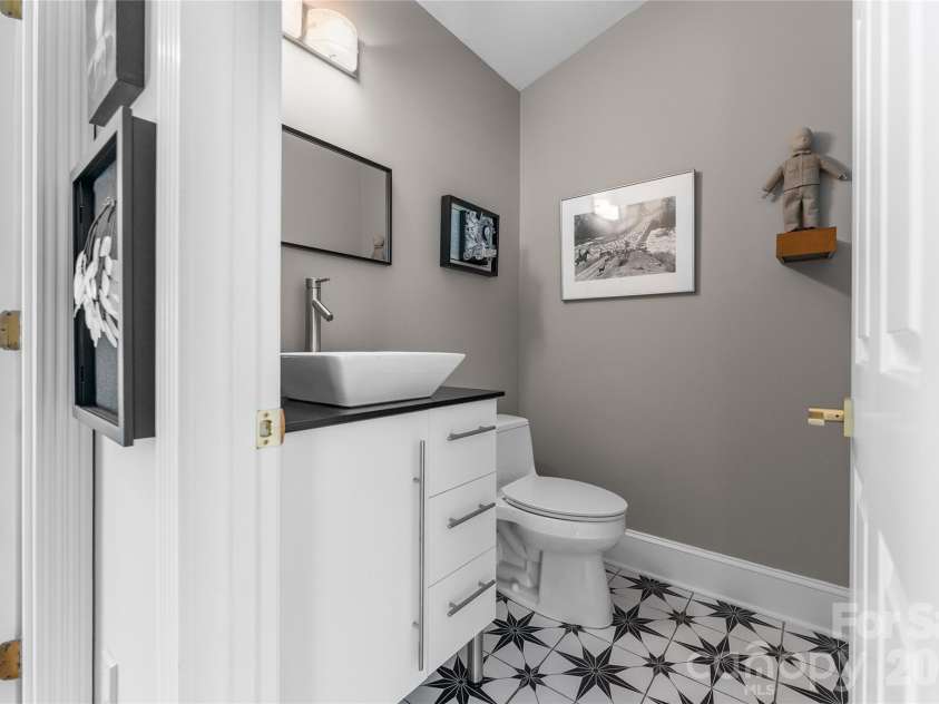 200 Robinhood Road, Asheville, NC 28804.  MLS# CAR4361216, YatesRealty ID 31099. Half Bath on the Main